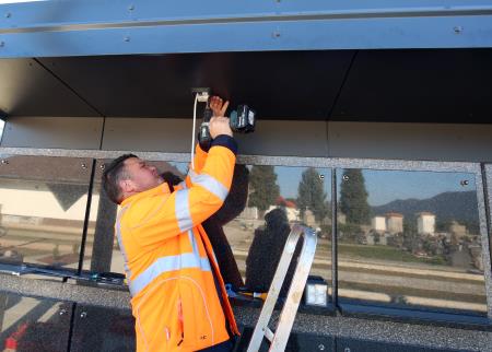 MONTAŽA SVETILK PRI ŽARNEM ZIDU 01 FOTO LJUBO VUKELIČ